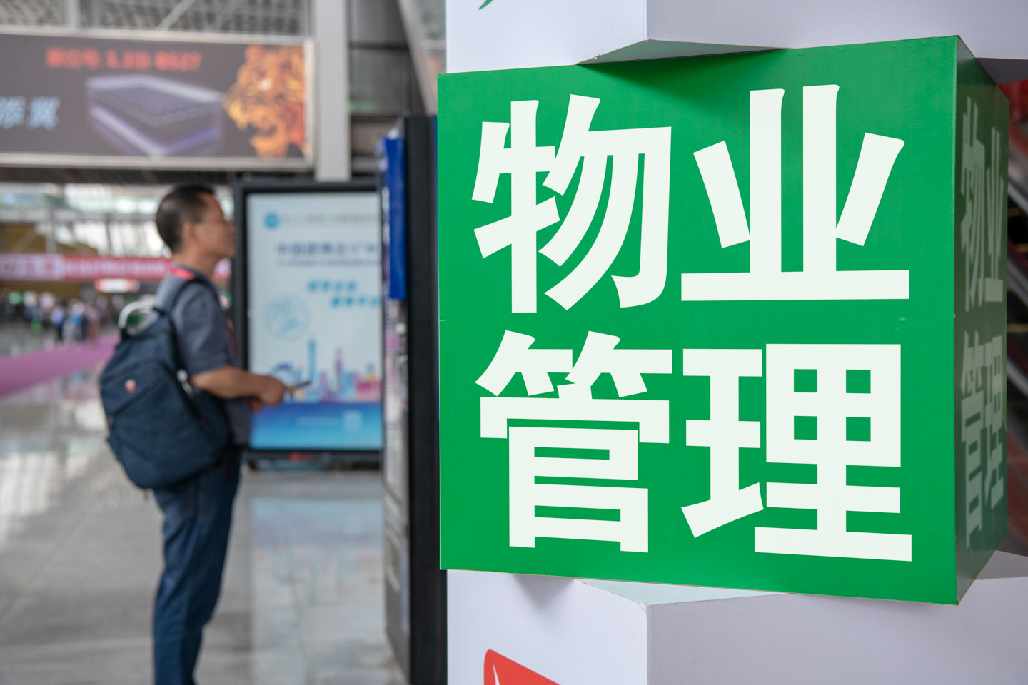 业主没按时交物业费，地方可以限制其参加业主大会、行使投票权吗？